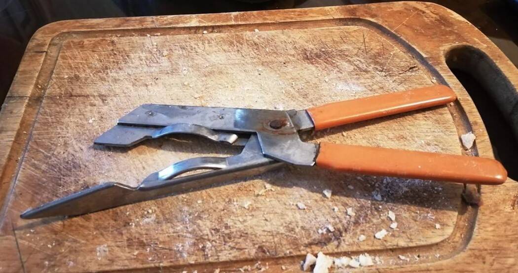 Outil métallique avec des mâchoires crantées