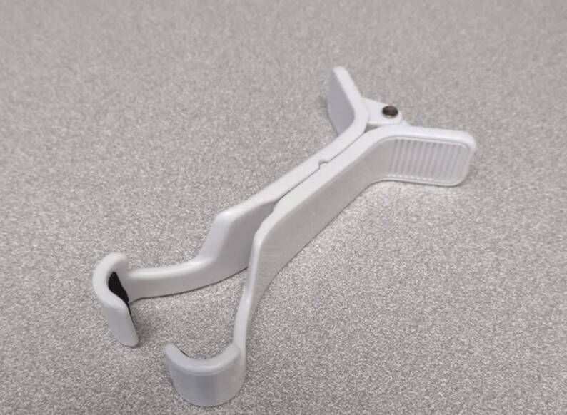 Pince blanche simple tenant un smartphone