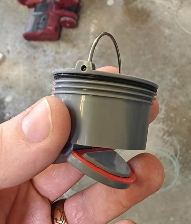 Pièce en plastique blanc avec un mécanisme central