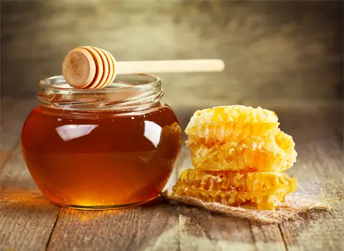 Ruche et abeilles produisant du miel naturel