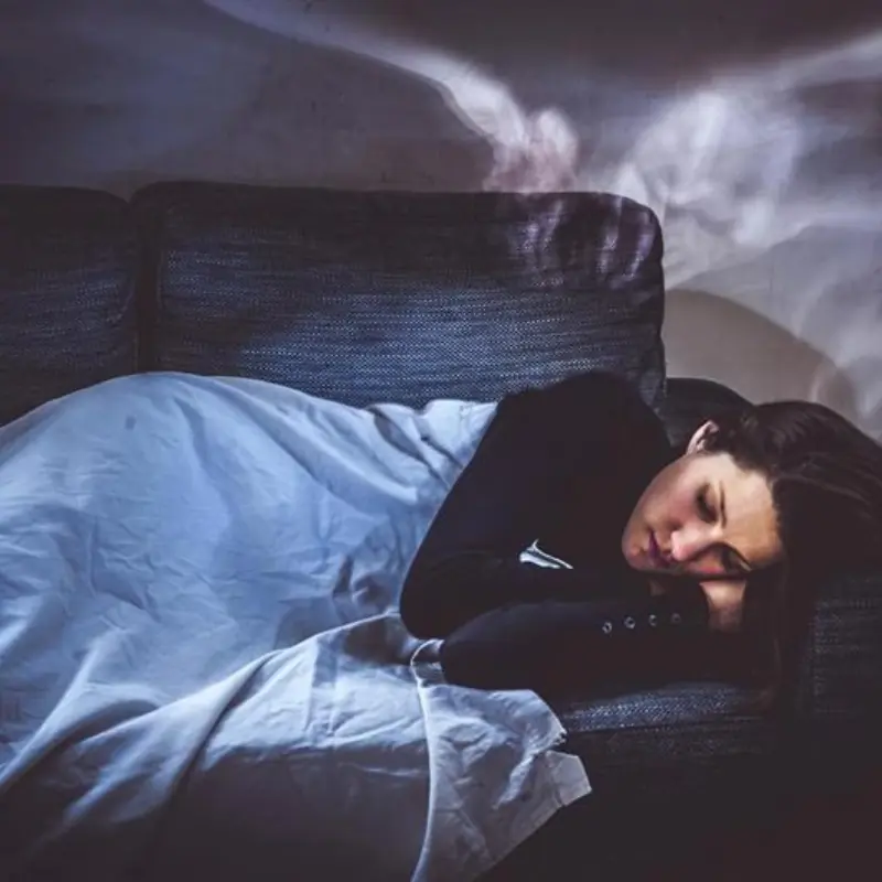 Une pile de lettres anciennes liées par un ruban, posées sur une table en bois.