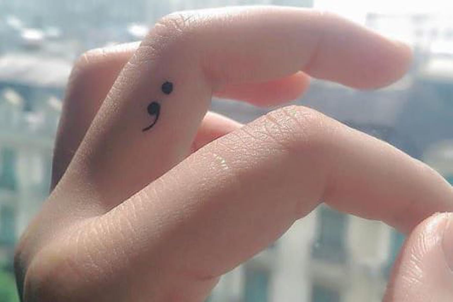 Tatouage minimaliste discret sur la peau