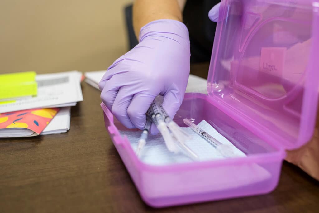 Vaccins anti-Covid : une équipe de Yale identifie des marqueurs biologiques d’un possible syndrome post-injection