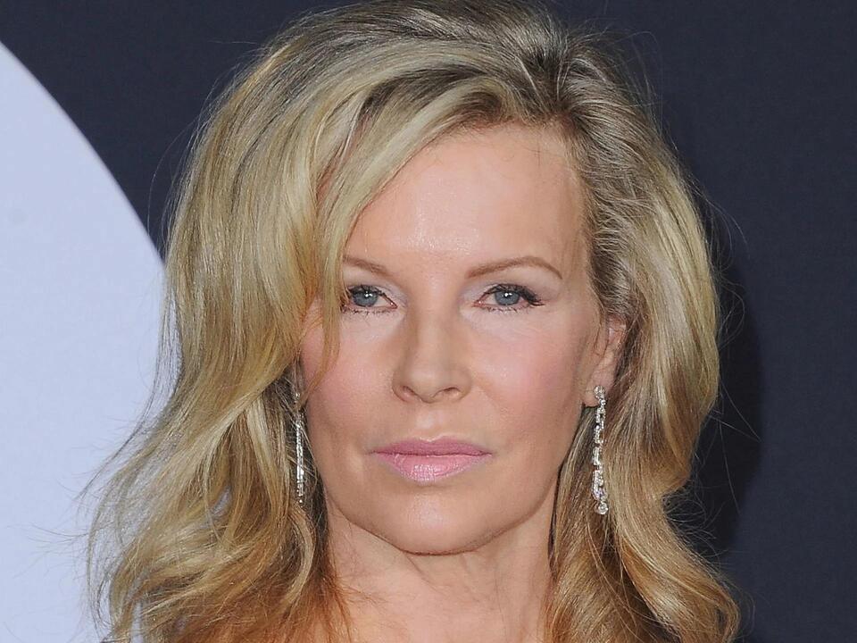 Kim Basinger jeune, souriante et rayonnante