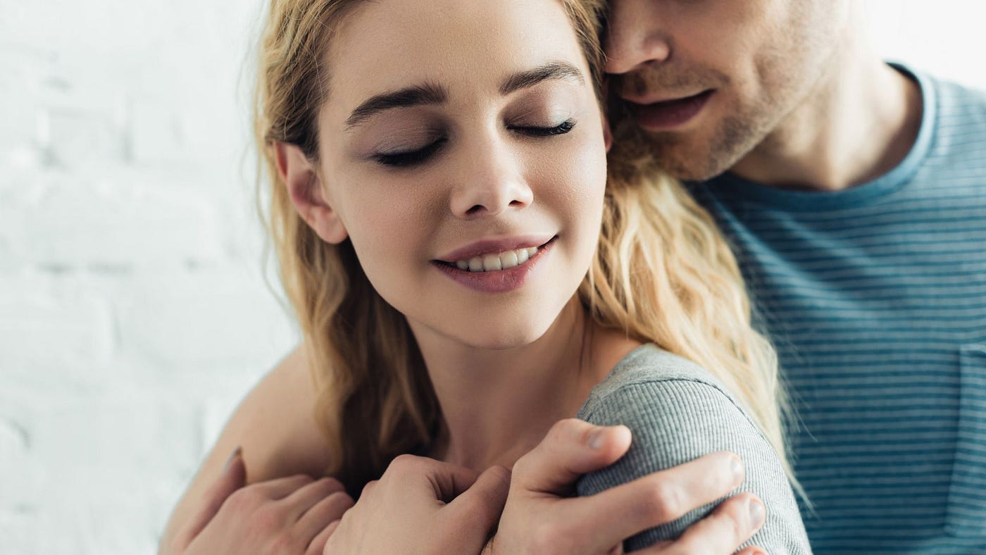 Deux personnes se tenant tendrement la main