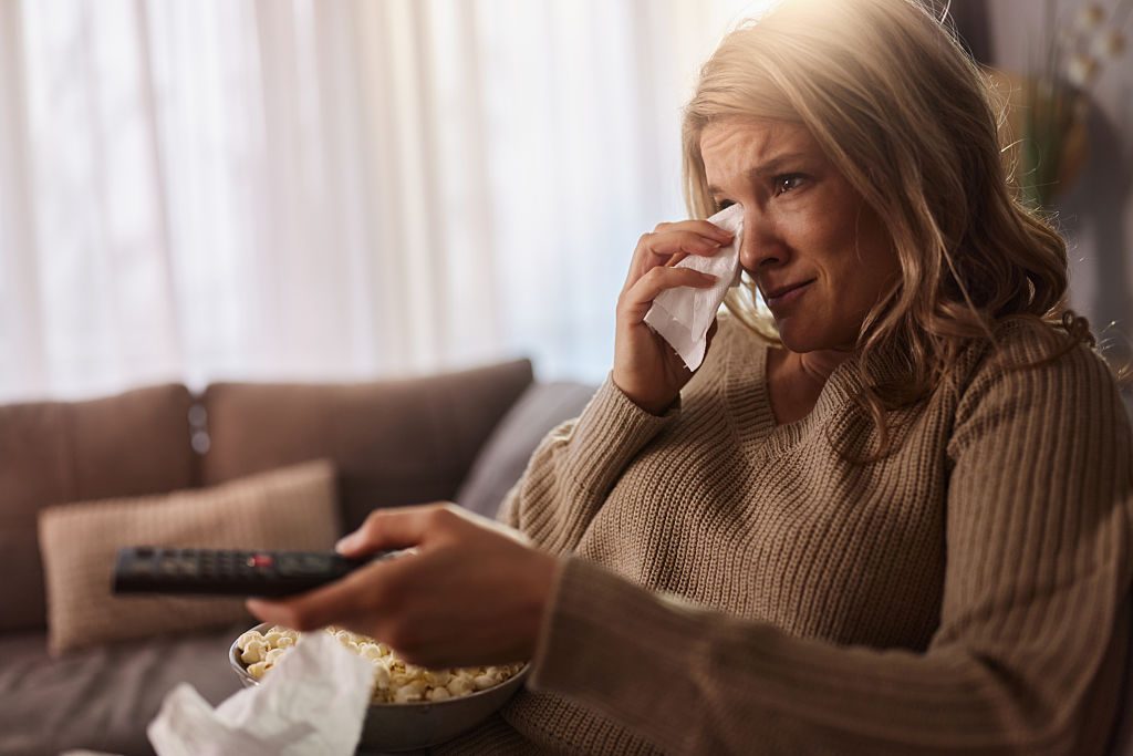 Femme tenant une vieille lettre, émotion aux larmes
