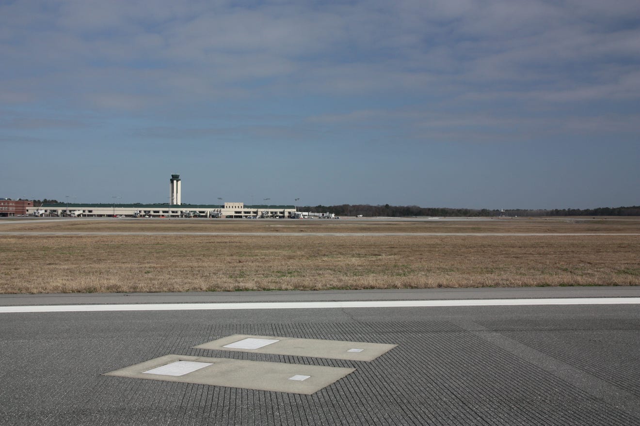 Atterrir sur des tombes : le secret bien réel caché sous la piste de l’aéroport de Savannah