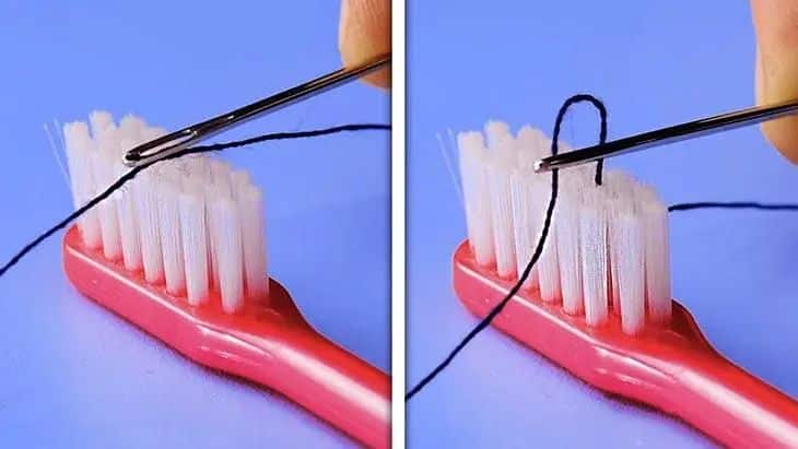 Une brosse à dents neuve utilisée pour faciliter l'enfilage d'une aiguille
