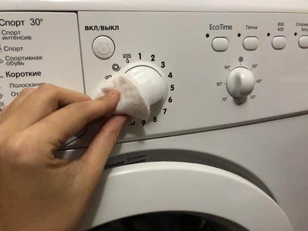 Flacon d'eau oxygénée utilisé pour le nettoyage
