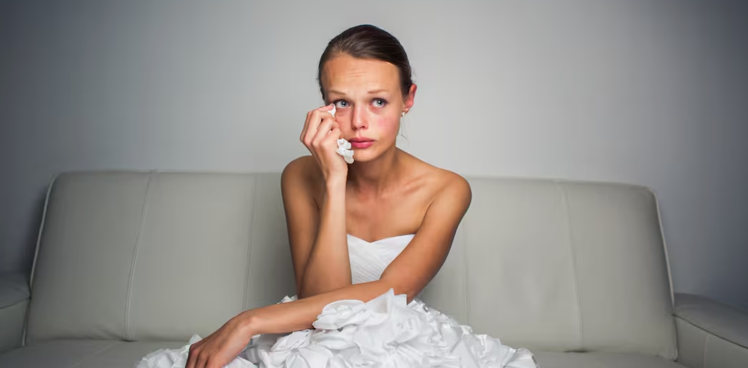 Mains se serrant lors d'un mariage, symbolisant le soutien et l'amour au-delà des épreuves