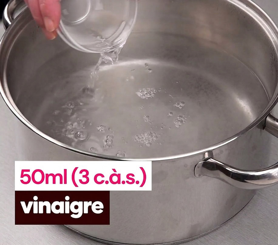 Étapes de nettoyage d'un brûleur avec du bicarbonate et une brosse