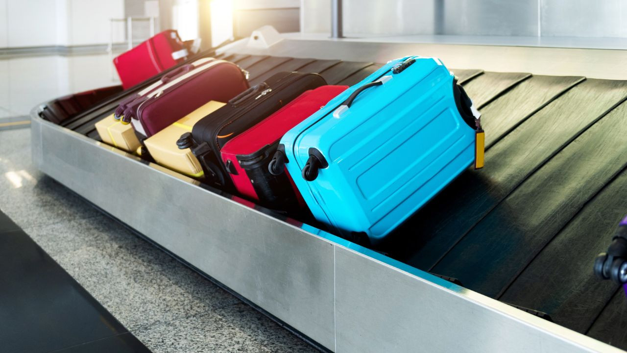 Valise colorée avec autocollants discrets