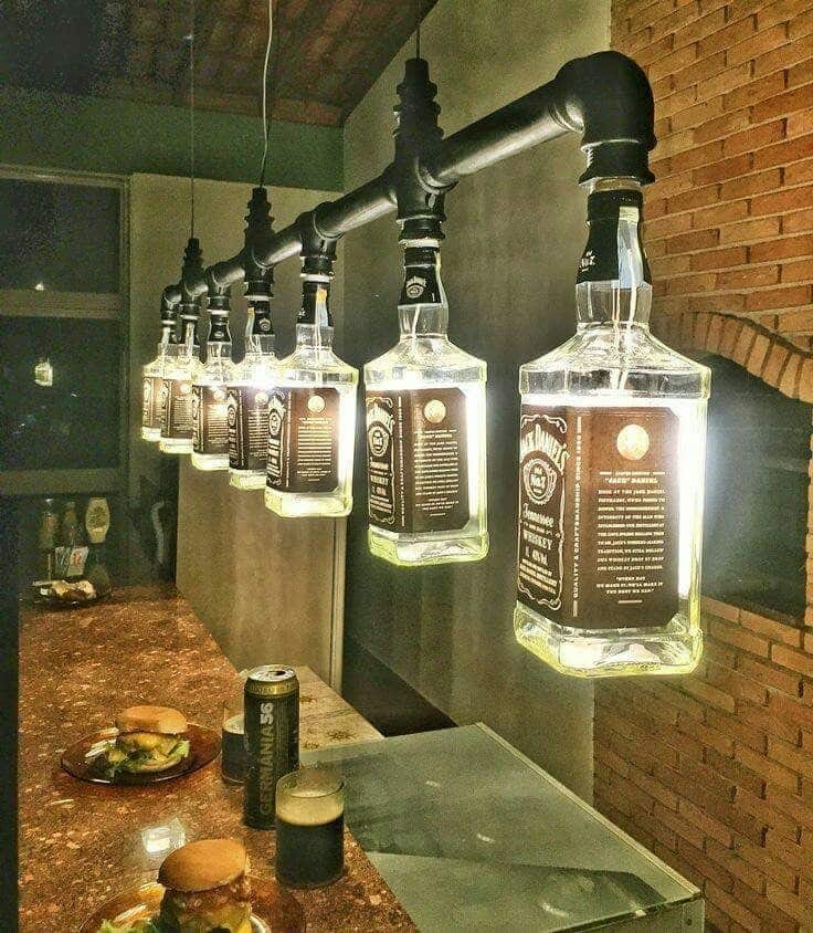 Bouteilles de verre illuminées par des guirlandes LED