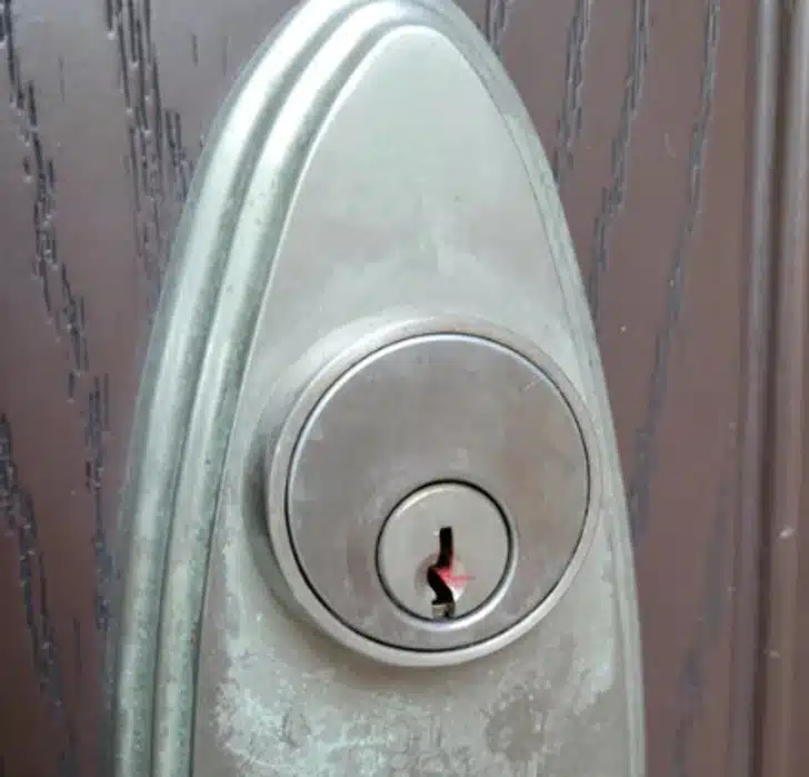 Serrure de porte avec résidu de cire rouge