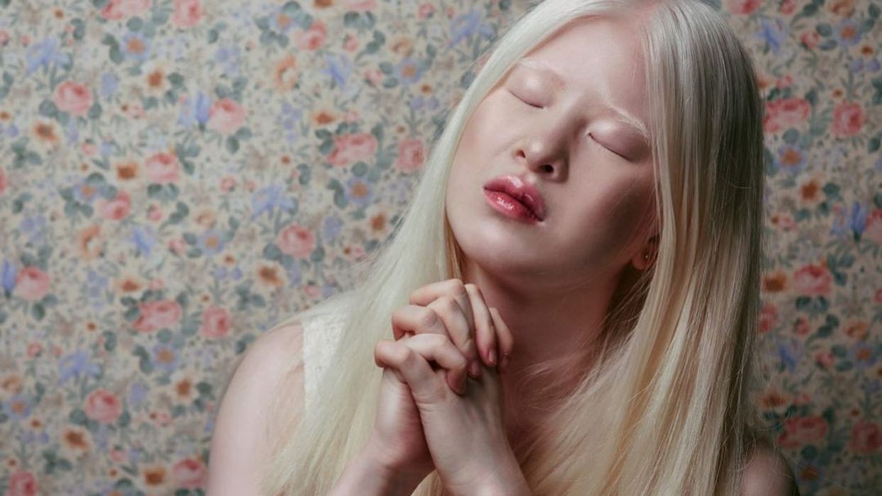 Xueli posant avec assurance en tenue moderne