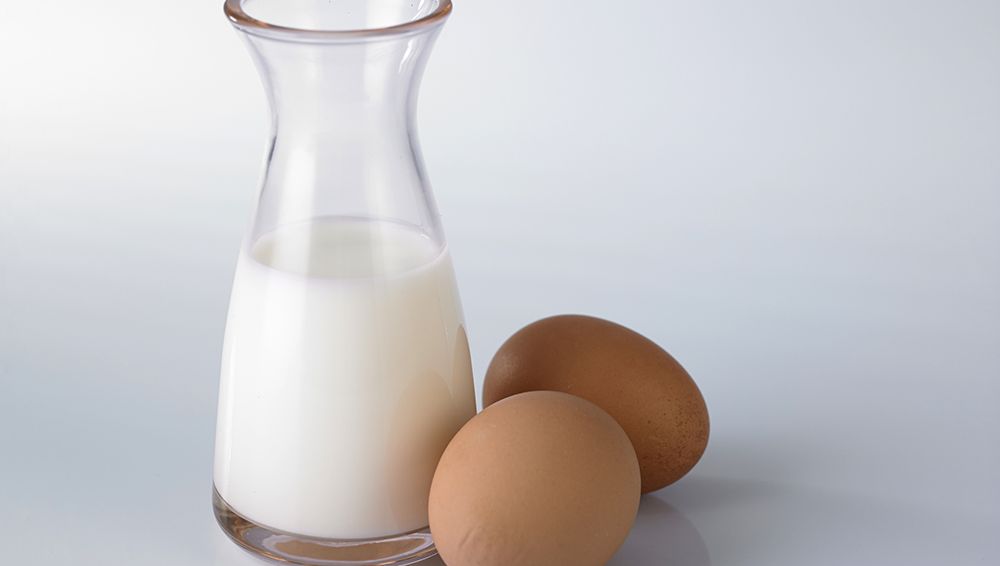 Verre de lait et œufs sur la table