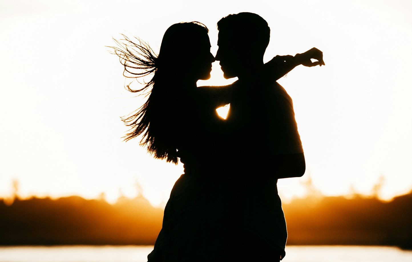 Couple s'embrassant