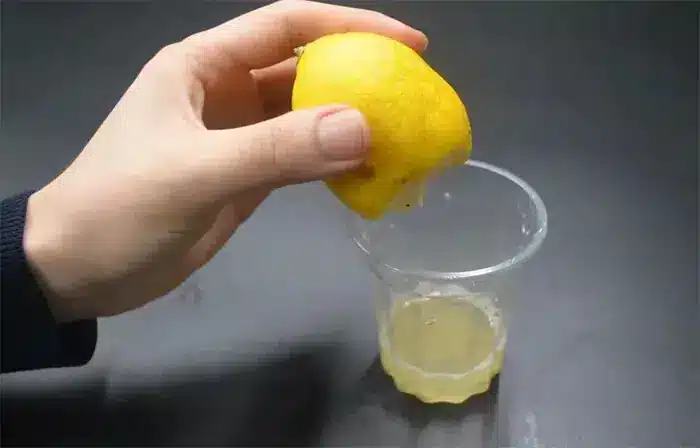 Citron sur chemise blanche