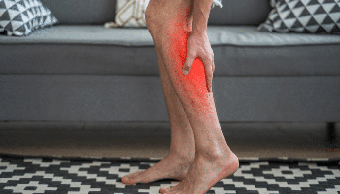 Femme souffrant de crampe à la jambe