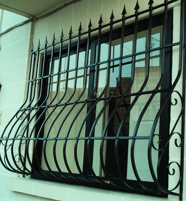 Fenêtre avec barreaux décoratifs
