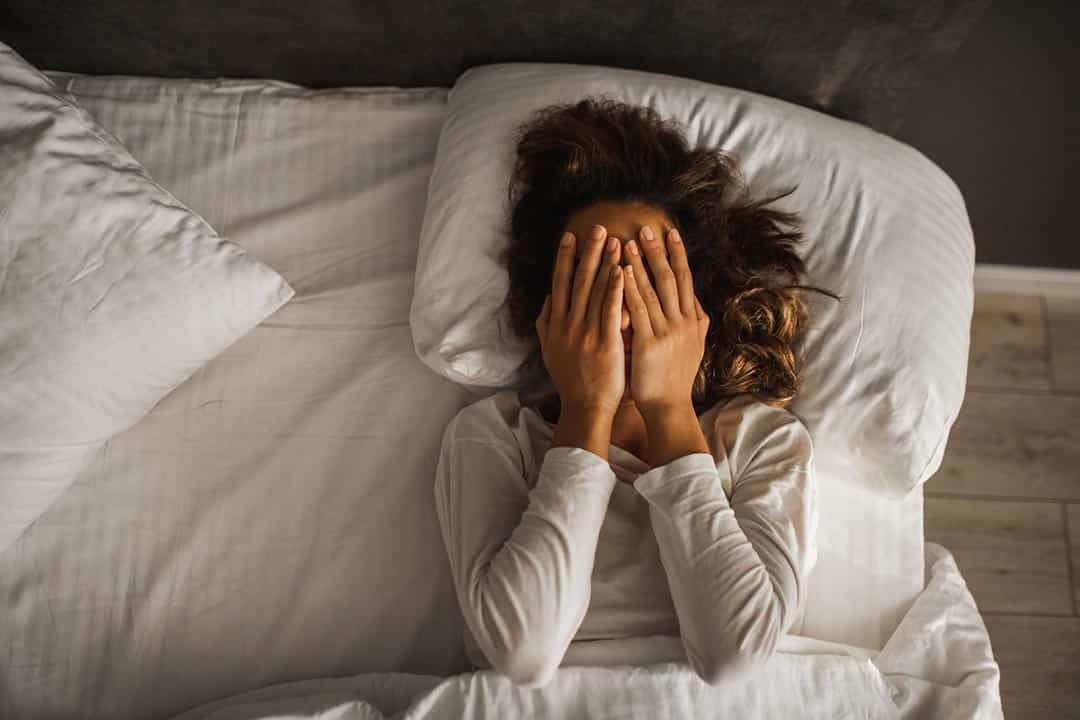 Femme stressée se tenant la tête