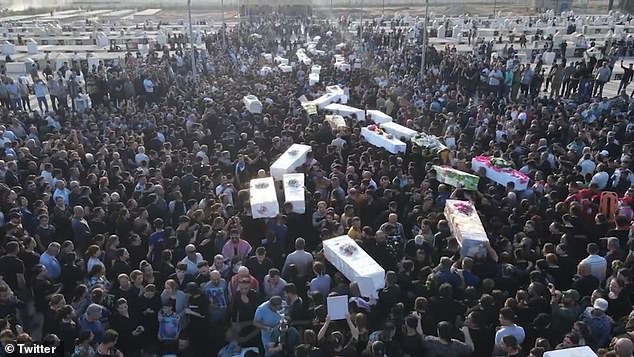 Foule rassemblée après la tragédie