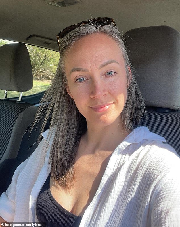 Emily réagissant aux commentaires sur son âge