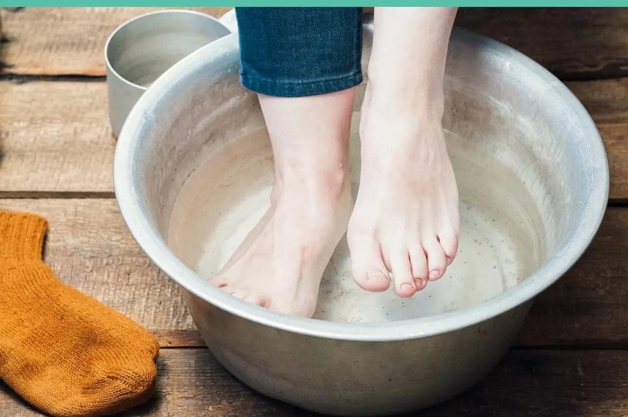 Femme faisant tremper ses pieds dans une bassine