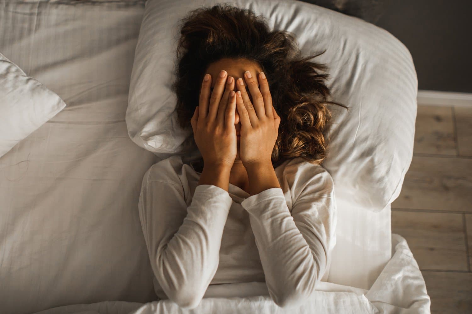 Femme stressée dans son lit