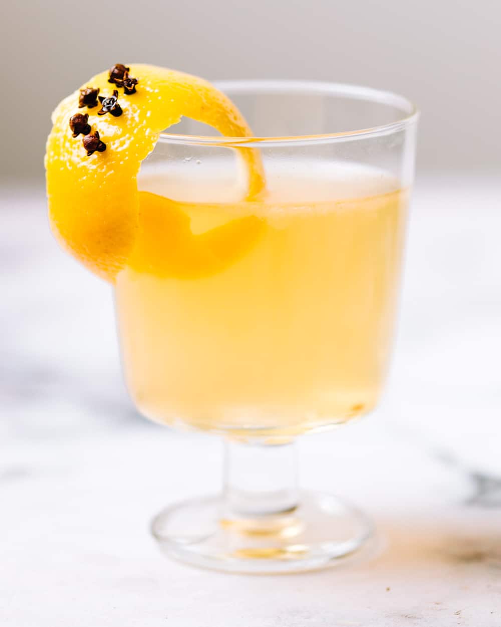 Boisson digestive au citron et clous de girofle