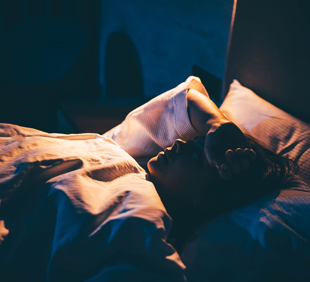 Personne regardant l'heure la nuit