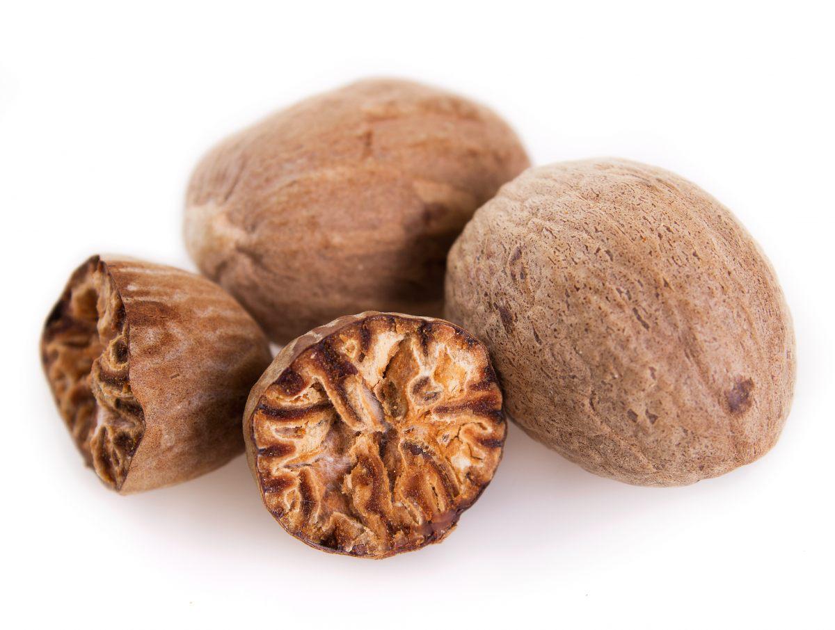 Noix de muscade entière et râpée