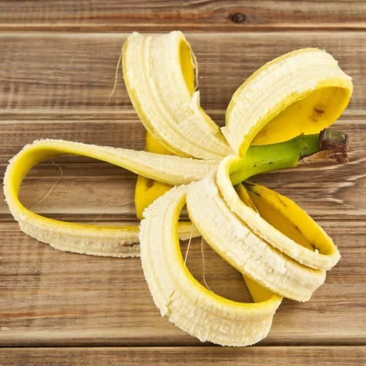 Peau de banane sur fond vert