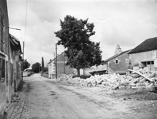 Une rue de village pavée avec des maisons en pierre