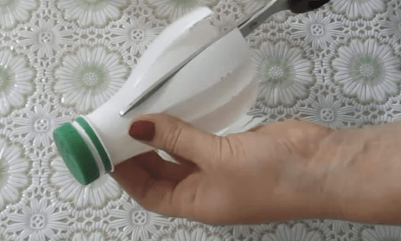 Découpe des bouteilles pour former les pétales