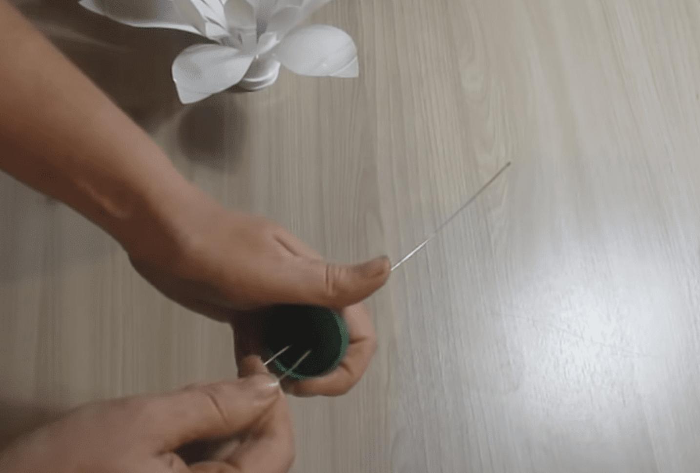 Fleur en plastique terminée vue de près