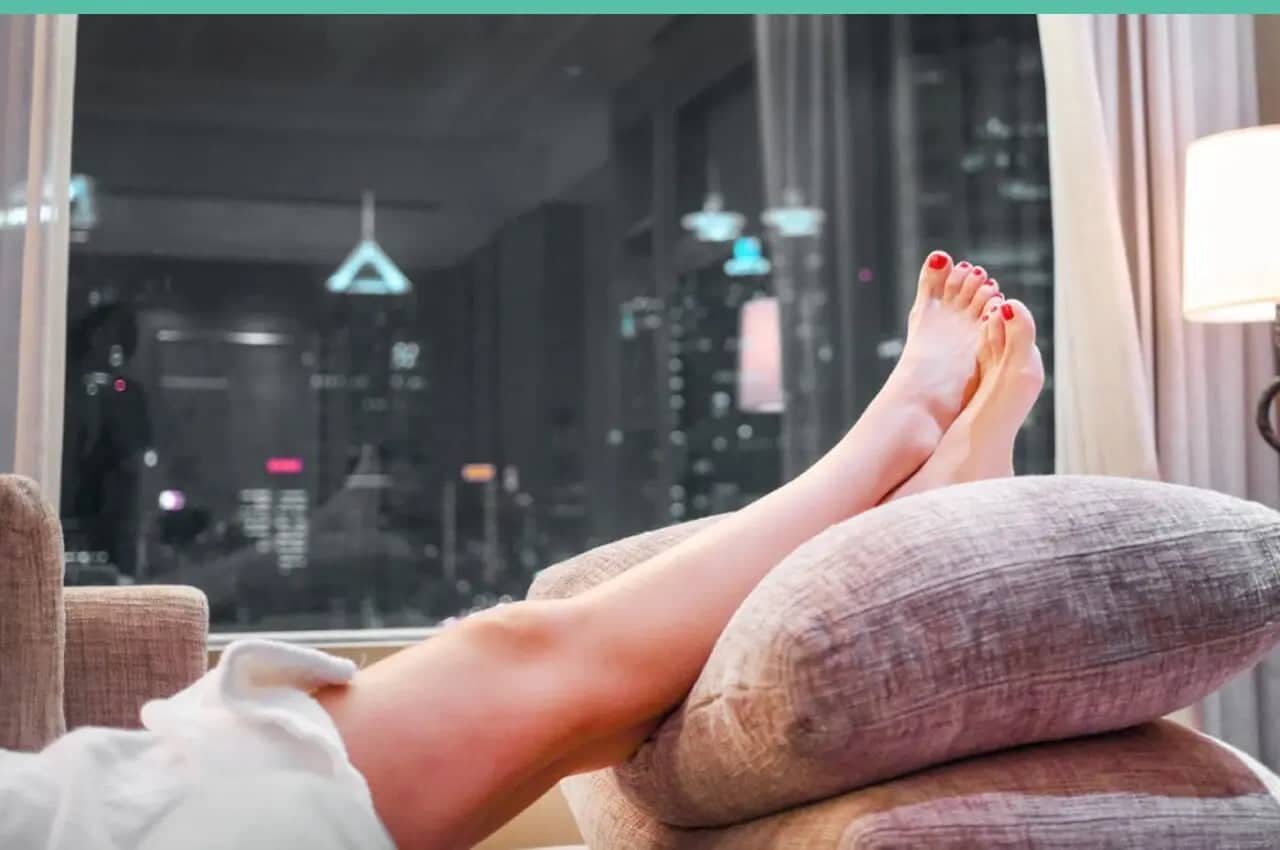 Personne surélevant ses jambes avec un coussin