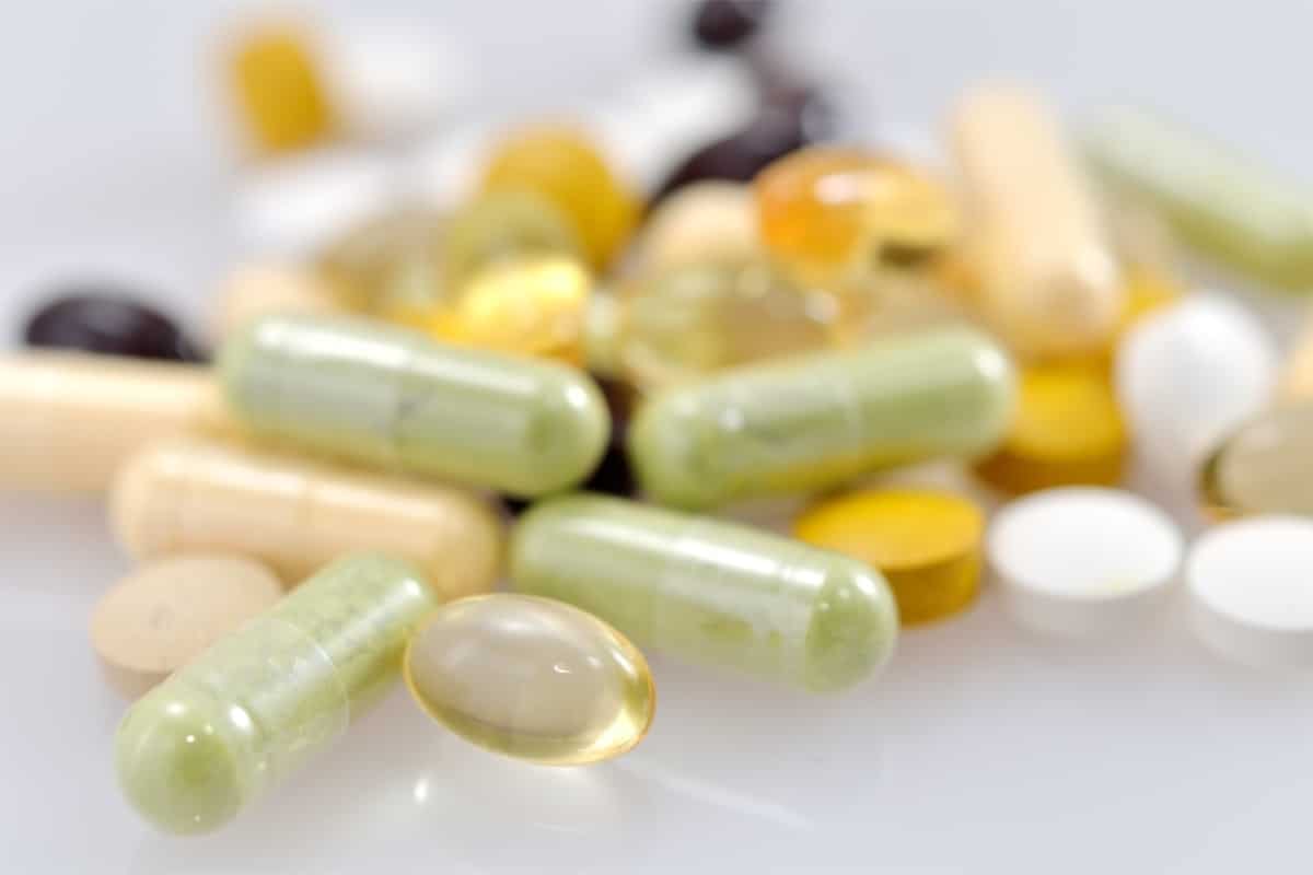 Comprimés de vitamines posés sur une table