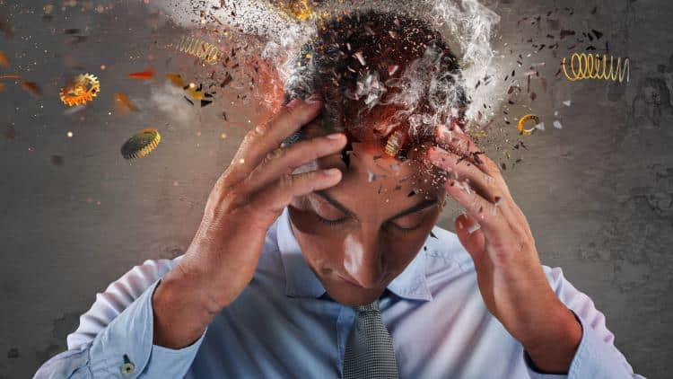 Jeune femme stressée se massant les tempes