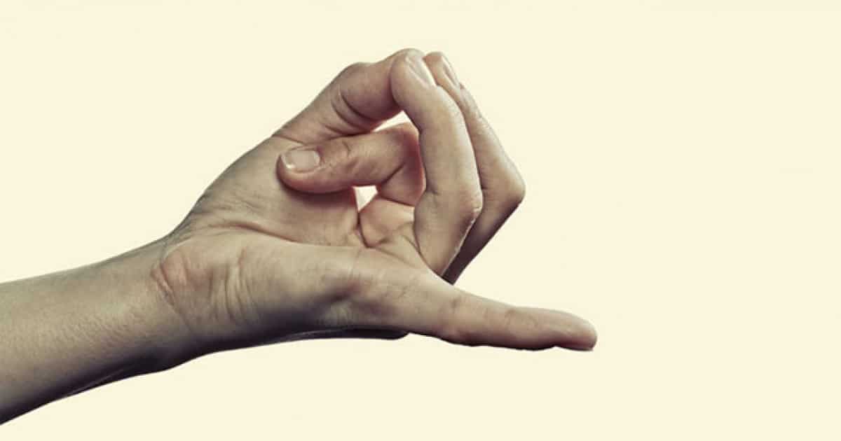 Démonstration d'un mudra avec les mains