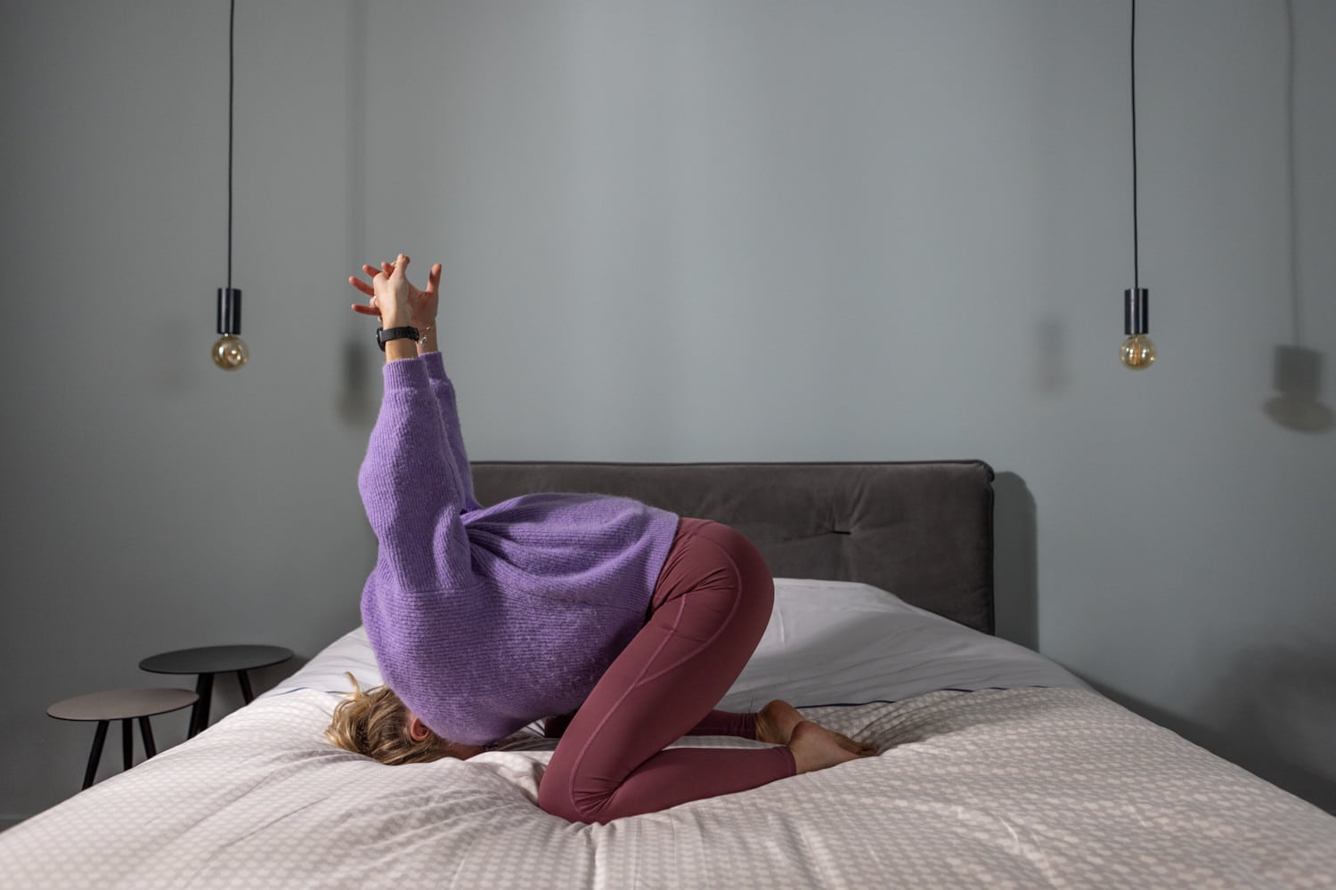 Femme s'étirant avant de dormir