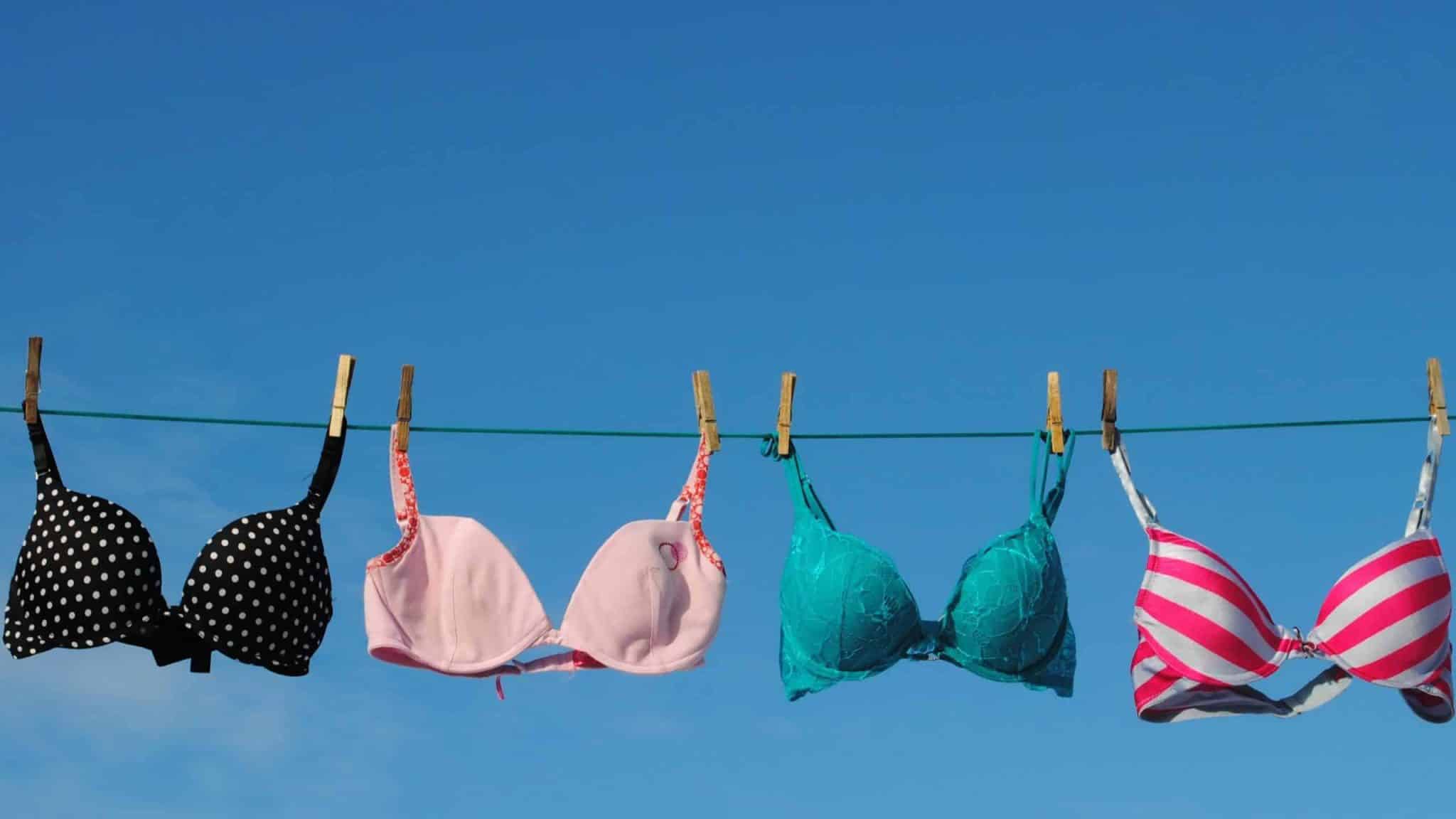 Femme sans soutien-gorge, main sur la poitrine