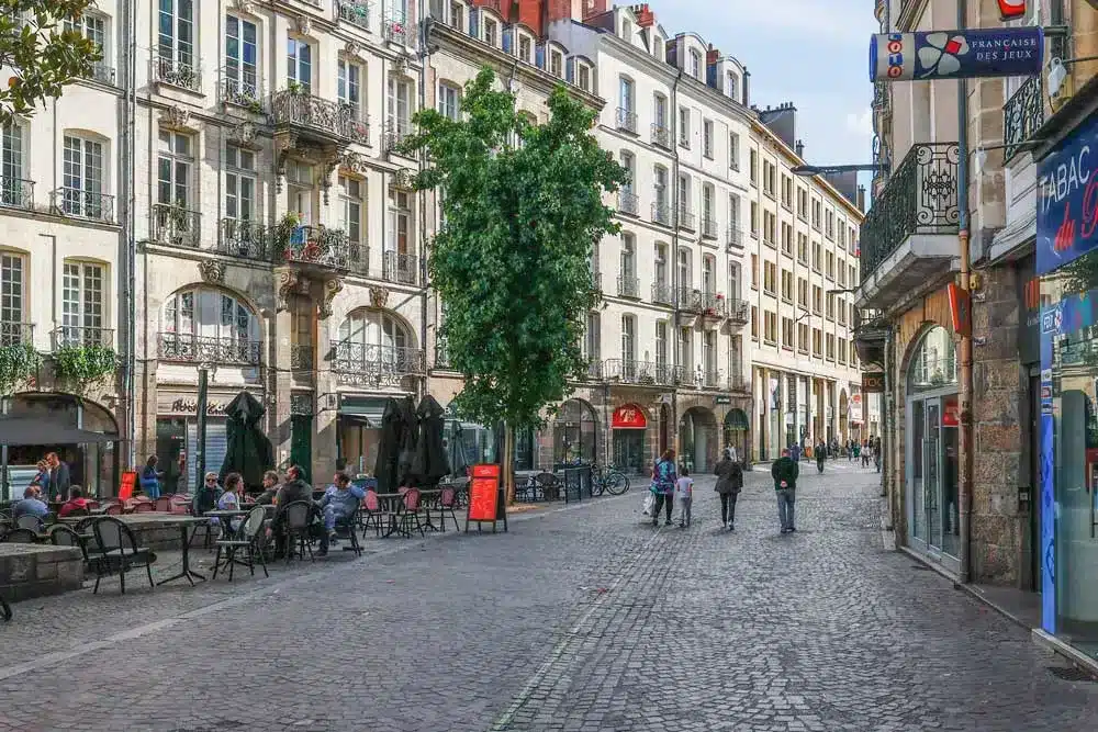 Vue typique du quartier Bouffay à Nantes avec ses pavés et bâtiments anciens