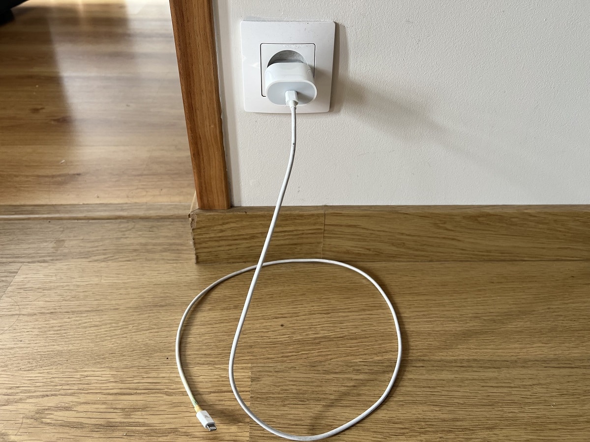Chargeur branché dans une prise murale