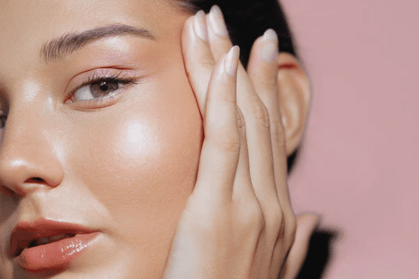 Femme avec une peau lumineuse