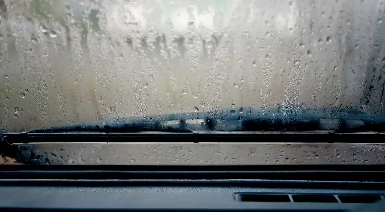 Buée sur un pare-brise de voiture