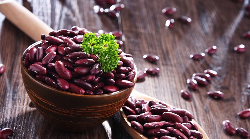 Haricots rouges secs dans un bol