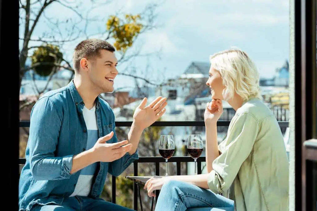 Couple discutant en extérieur