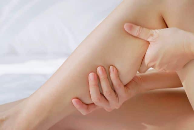 Femme souffrant de crampe nocturne