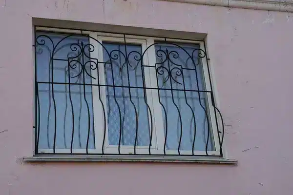 Fenêtre avec grille noire design